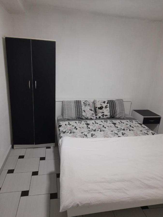 64 Apartment *