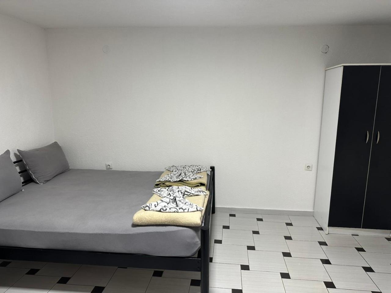 64 Apartment *